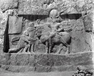 Reliëf dat de overwinning van koning Shapur I op Philippus de Arabier en keizer Valerianus toont door Persian